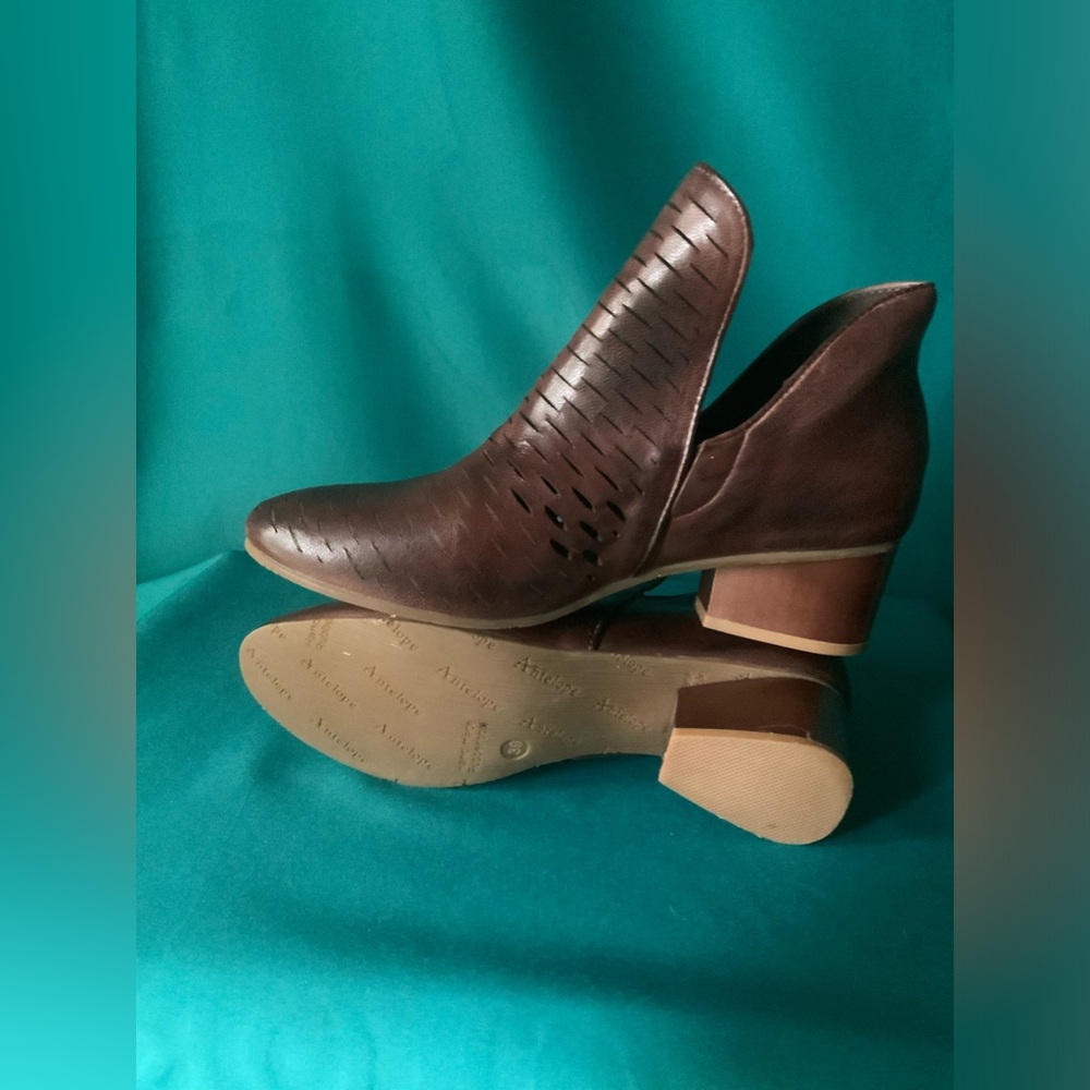 Antelope Nico Brown Leather Ankle Boots w/Chunky Heel, size EU39, U.S. 8.5, EUC